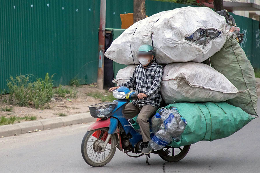 Motorbikes "carrying" a very large amount of goods are no longer unfamiliar to road users.