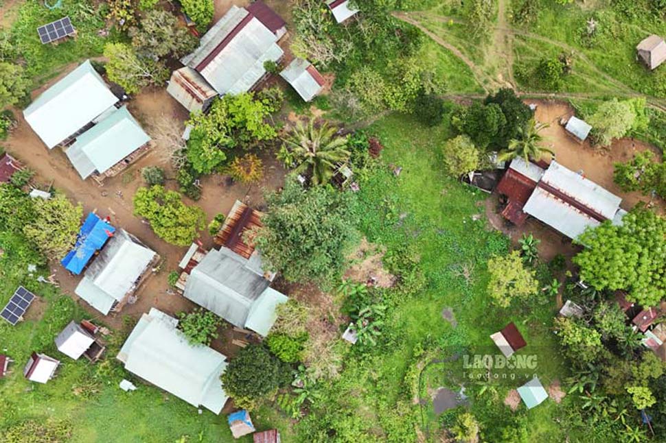 Village O2 (Vinh Son commune, Gia Lai) with 57 households, more than 200 people, is located precariously on the top of Kong Along. Photo: Hoai Phuong