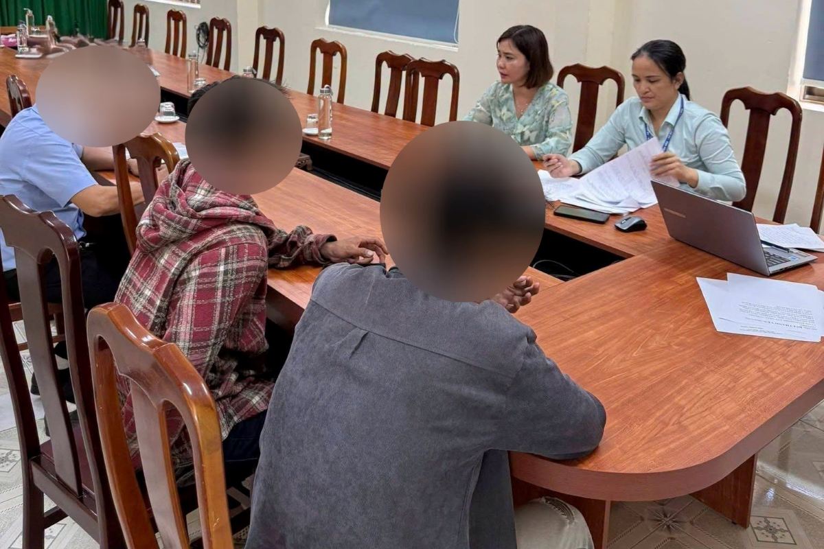 Phường Rạch Dừa làm việc với các đối tượng liên quan trong vụ treo dán quảng cáo trái phép nơi công cộng. Ảnh: CA