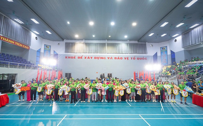 Ban Tổ chức tặng cờ lưu niệm và hoa cho các đoàn vận động viên tham gia Hội thao.