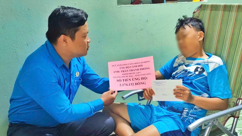 Nhiều hoàn cảnh khó khăn tại Vĩnh Long nhận được sự sẻ chia từ bạn đọc cả nước thông qua Quỹ Xã hội Từ thiện Tấm lòng Vàng. Ảnh: HOÀNG LỘC