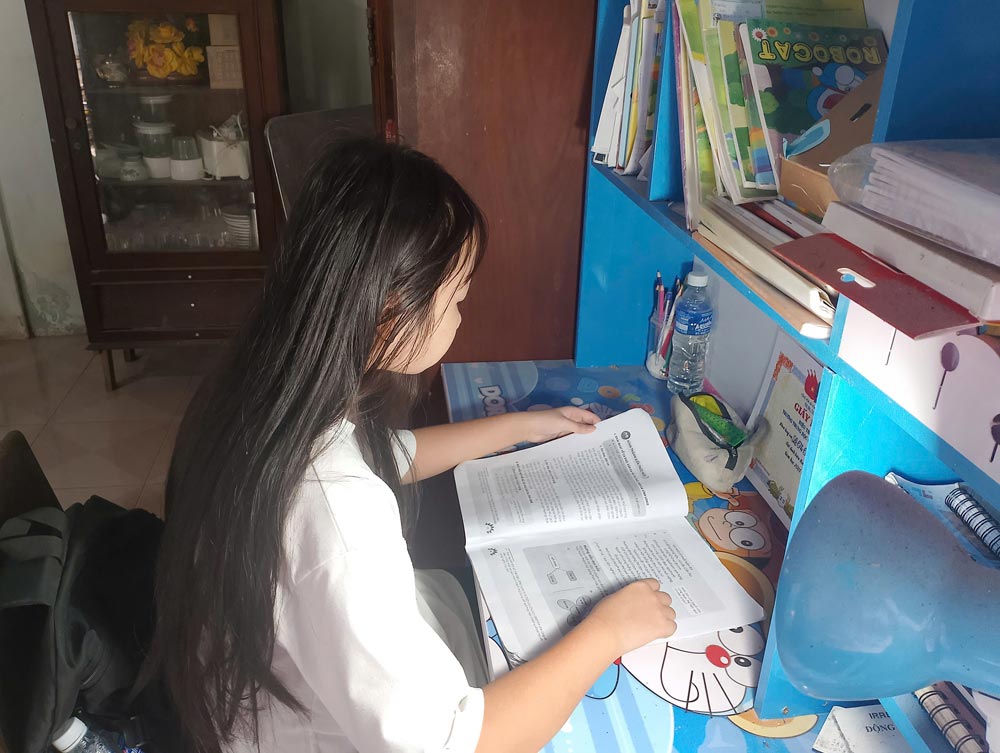 Sự chung tay của bạn đọc đã tiếp thêm động lực để em Lê Thị Thảo Trang vượt qua bệnh tật và tiếp tục học tập. Ảnh: HOÀNG LỘC
