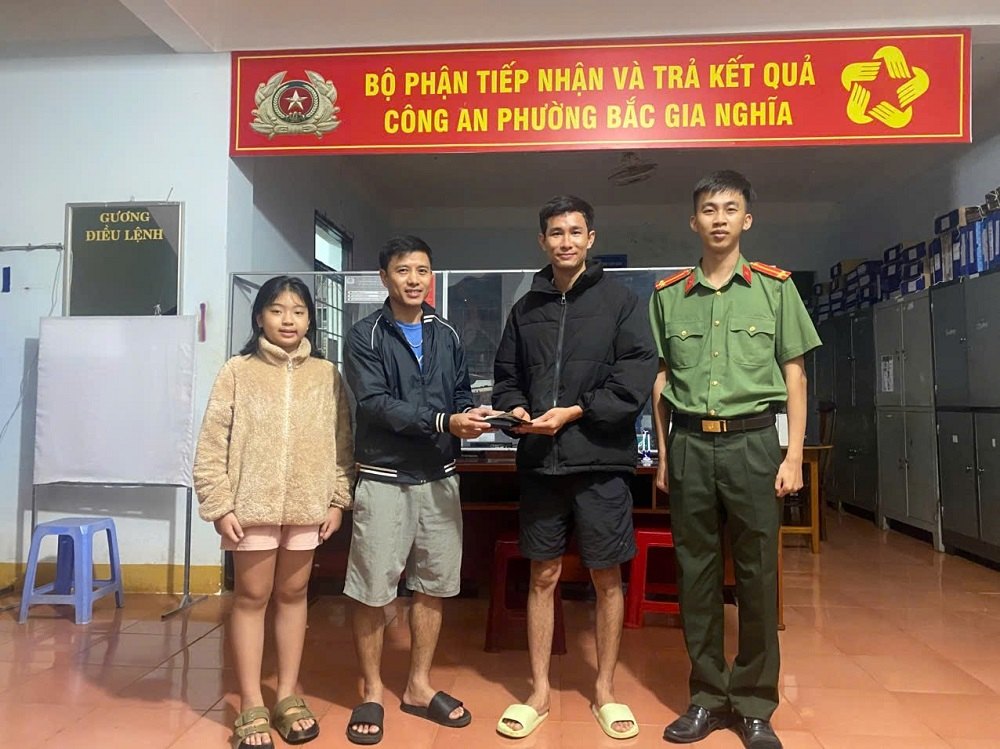 Mr. Vu Van Binh (2nd from the left) returns the found property to Mr. Luan at the headquarters of Bac Gia Nghia Ward Police. Photo: Police