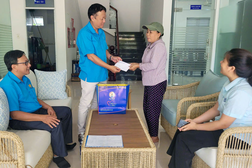 Ông Nguyễn Đức Long thăm, tặng quà cho bà Diệu. Ảnh: Huy Trang