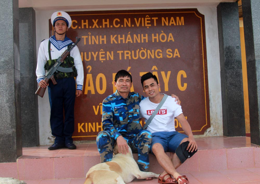 PV Báo Lao Động chụp ảnh lưu niệm với chiến sĩ trên đảo Đá Tây C. Ảnh: MINH CHÂU