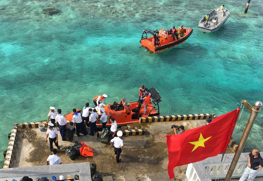 Những chiếc xuồng nhỏ đưa đoàn nhà báo từ tàu vào đảo Đá Lát. Ảnh: CAO TUÂN