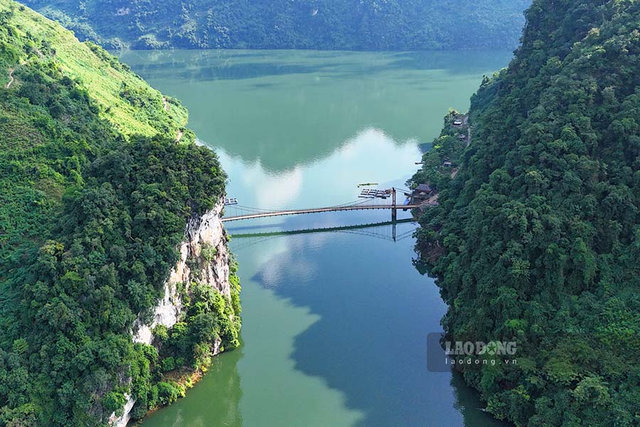 Cầu treo Pa Phông, thuộc địa phận xã Tủa Thàng. Ảnh: Thanh Bình