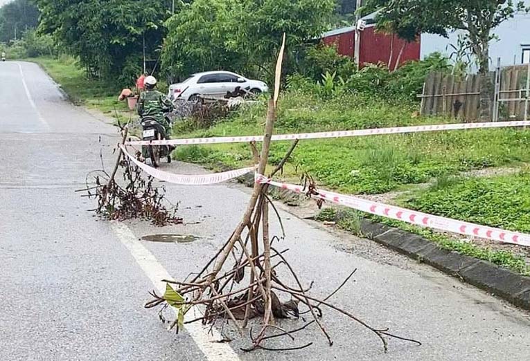 The newly appeared subsidence location on National Highway 3B is barricaded and continues to be monitored. Photo: Na Ri Commune