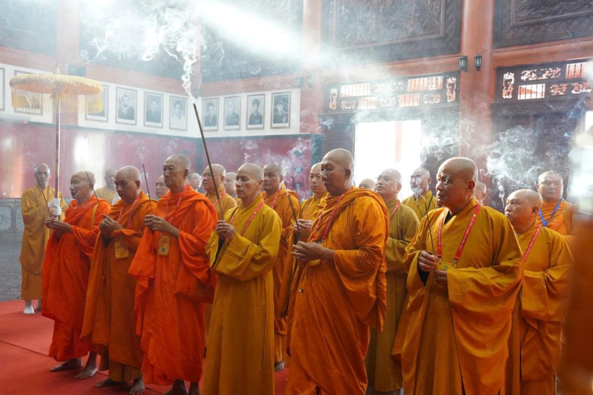 Chư tôn đức trang nghiêm và thành kính trước anh linh các anh hùng liệt sĩ tại Đền tưởng niệm anh hùng liệt sĩ và người có công Kiên Giang (phường Rạch Giá). Ảnh: Phật sự Online
