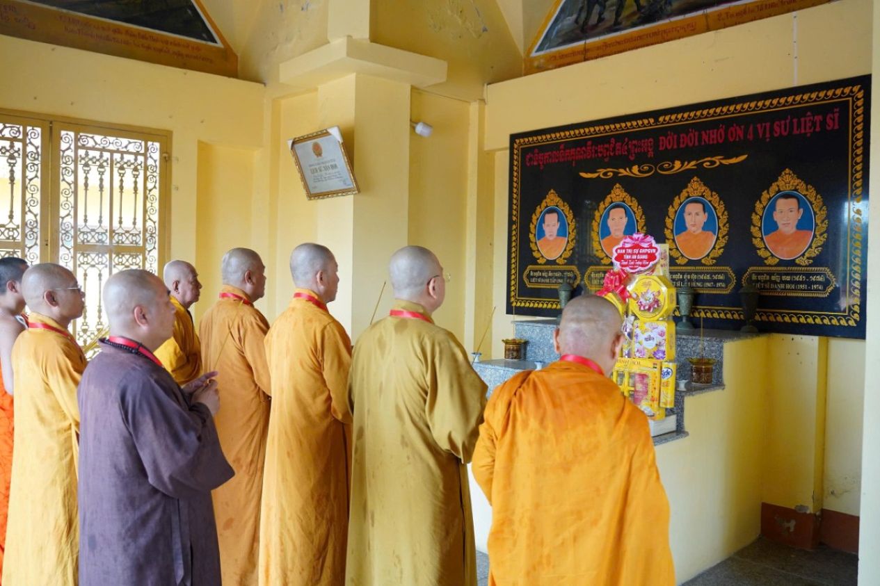 Đoàn đã đến Tháp Cù Là (xã Châu Thành) thành kính dâng hương tưởng niệm bốn Hòa thượng Liệt sĩ. Ảnh: Phật sự Online