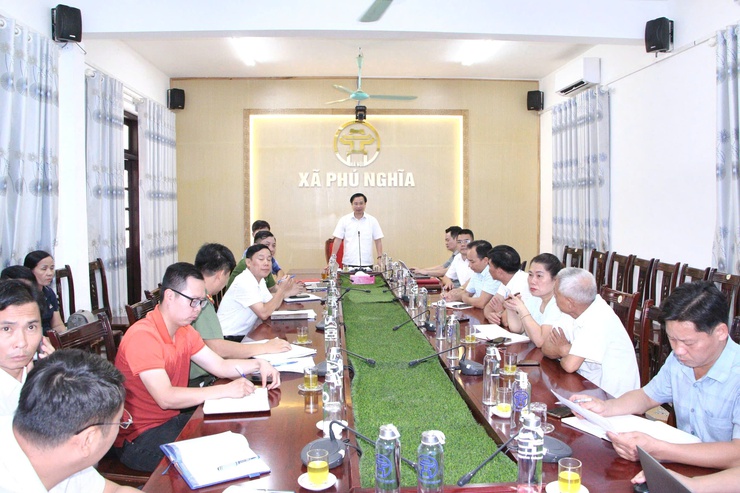 Hội nghị thông qua dự thảo phương án cưỡng chế thu hồi đất thực hiện Dự án cải tạo, nâng cấp Quốc lộ 6 đoạn Ba La - Xuân Mai. Ảnh: UBND xã Phú Nghĩa