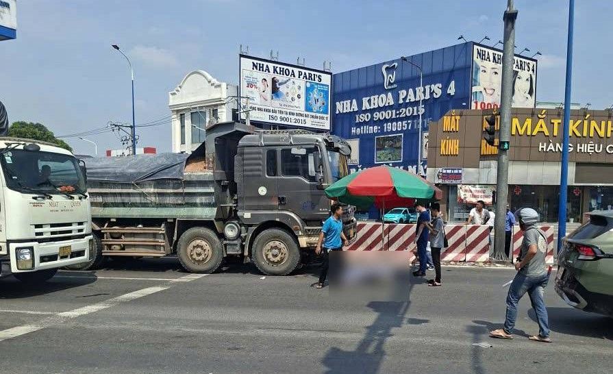 Hiện trường vụ tai nạn giữa xe máy và xe tải khiến người đàn ông tử vong. Ảnh: Bạn đọc cung cấp