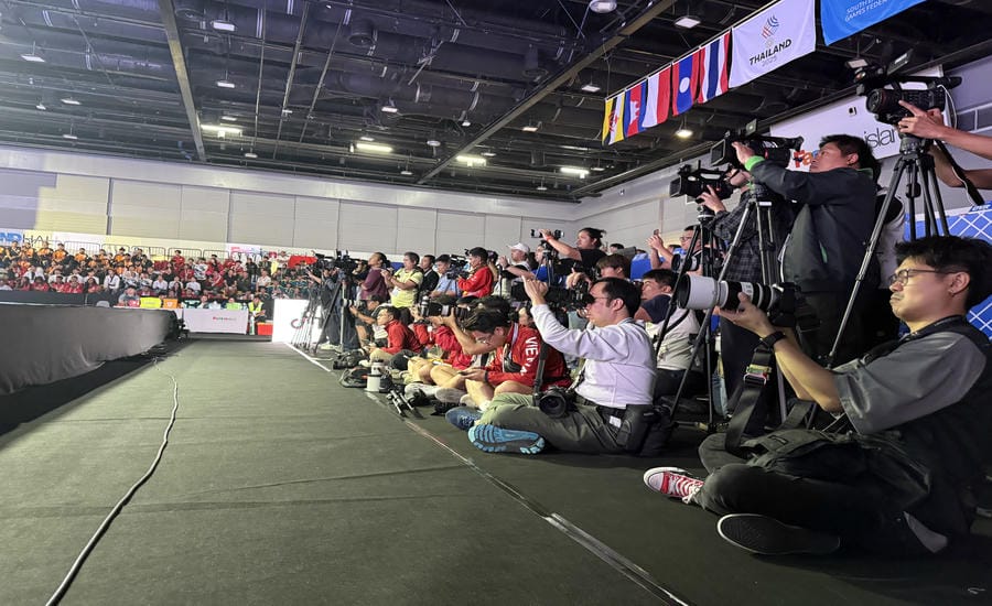 Sports photo reporters are always focused on recording valuable moments. Photo: Hoai Viet