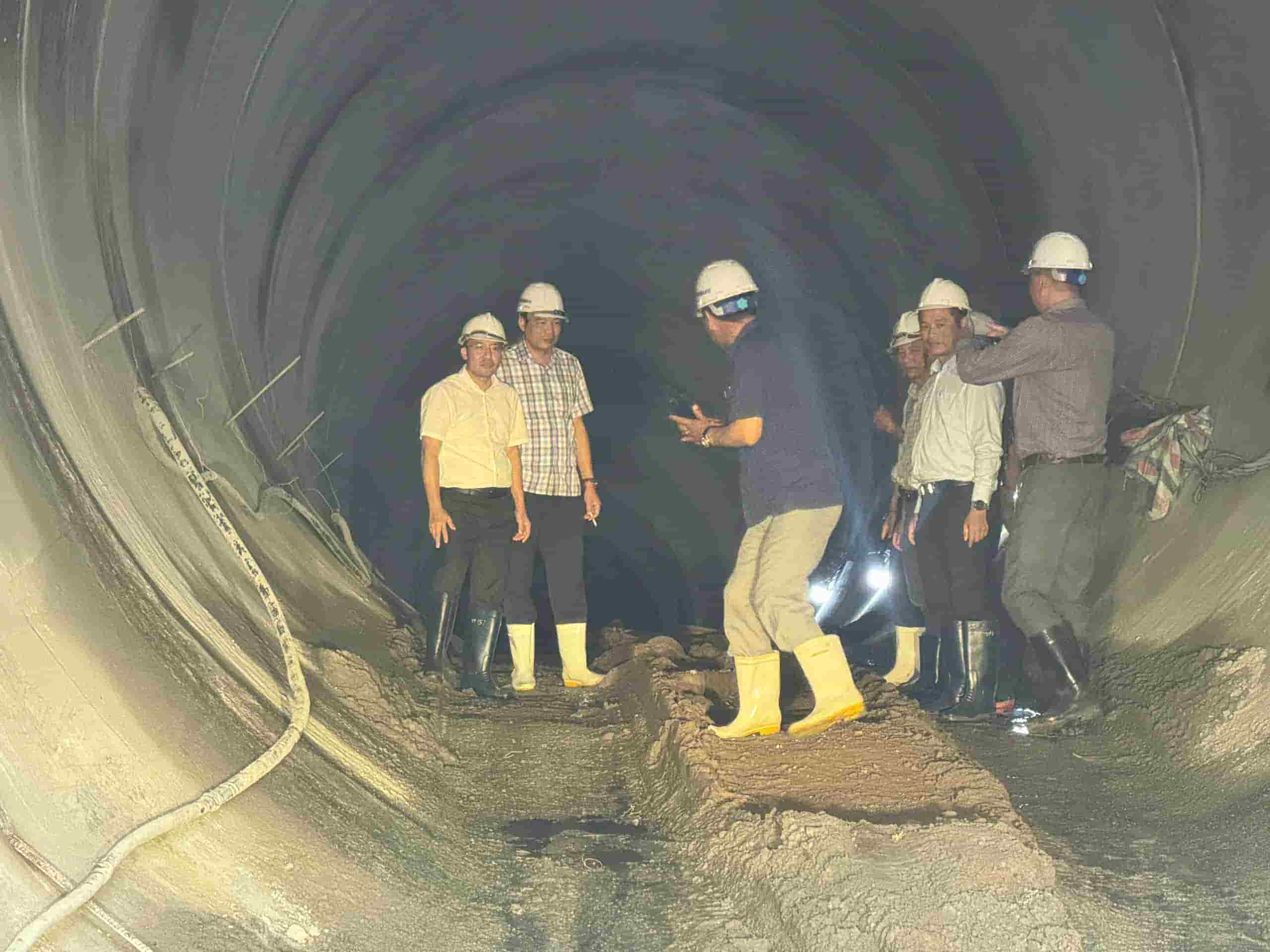 Đoàn công tác tỉnh Quảng Ngãi kiểm tra thực tế thi công dự án thủy điện Đăk Mil 2. Ảnh: Thanh Tuấn