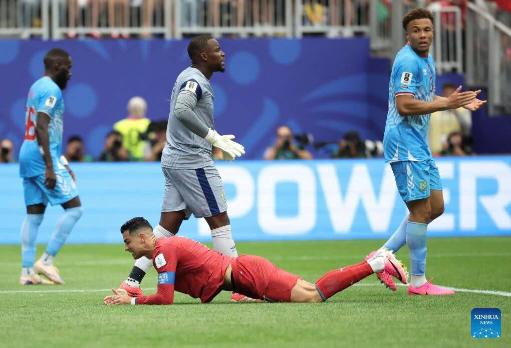 Thể trạng của Ronaldo ở tuổi 41 không còn được đảm bảo. Ảnh: Xinhua