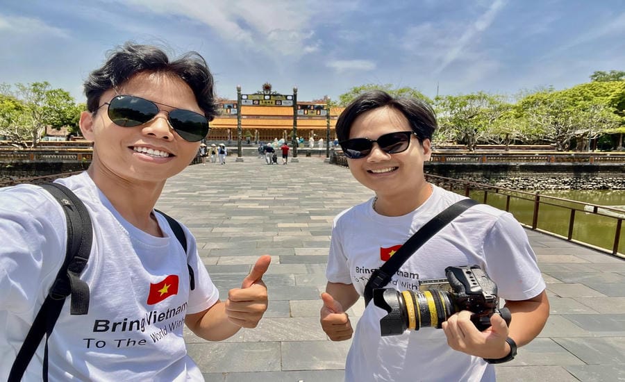Trần Việt Anh (bên trái) trong chuyến đi tìm hiểu về TP. Huế nhằm phát triển du lịch. Ảnh: Nhân vật cung cấp