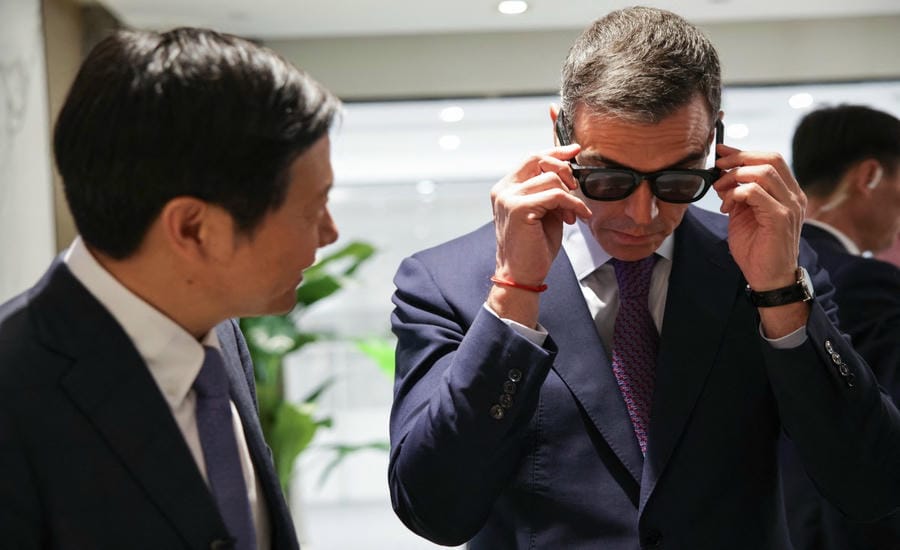 Spanish Prime Minister Pedro Sanchez (right) wears a pair of Xiaomi smart glasses in the presence of Xiaomi chairman and CEO Lei Jun, during a visit to the showroom at Xiaomi headquarters in Beijing in April 2026. Photo: AFP