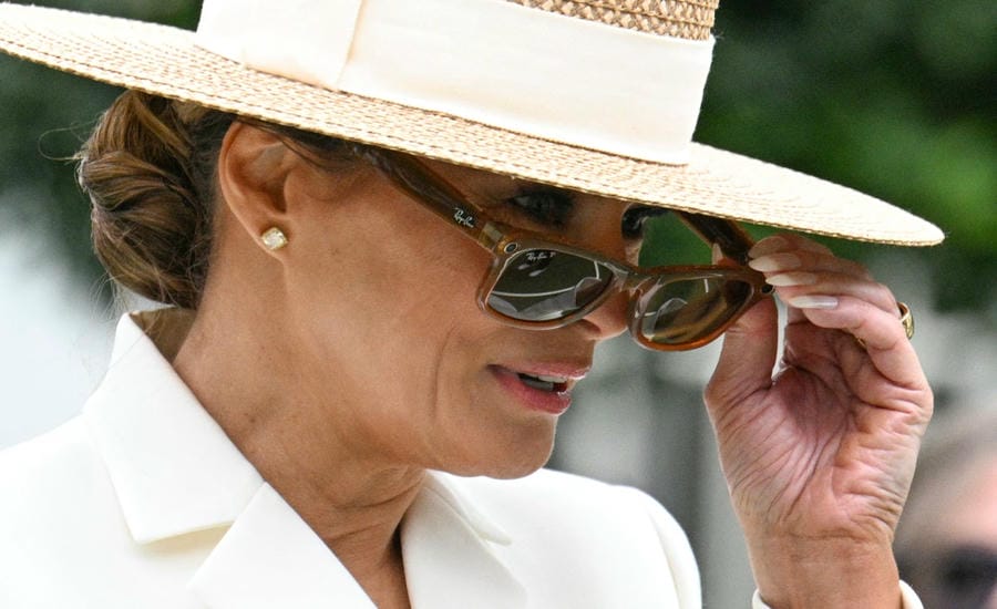 Đệ nhất phu nhân Mỹ - Melania Trump đeo kính thông minh Meta RayBan trong một hoạt động tại Nhà Trắng vào tháng 4.2026.Ảnh: AFP