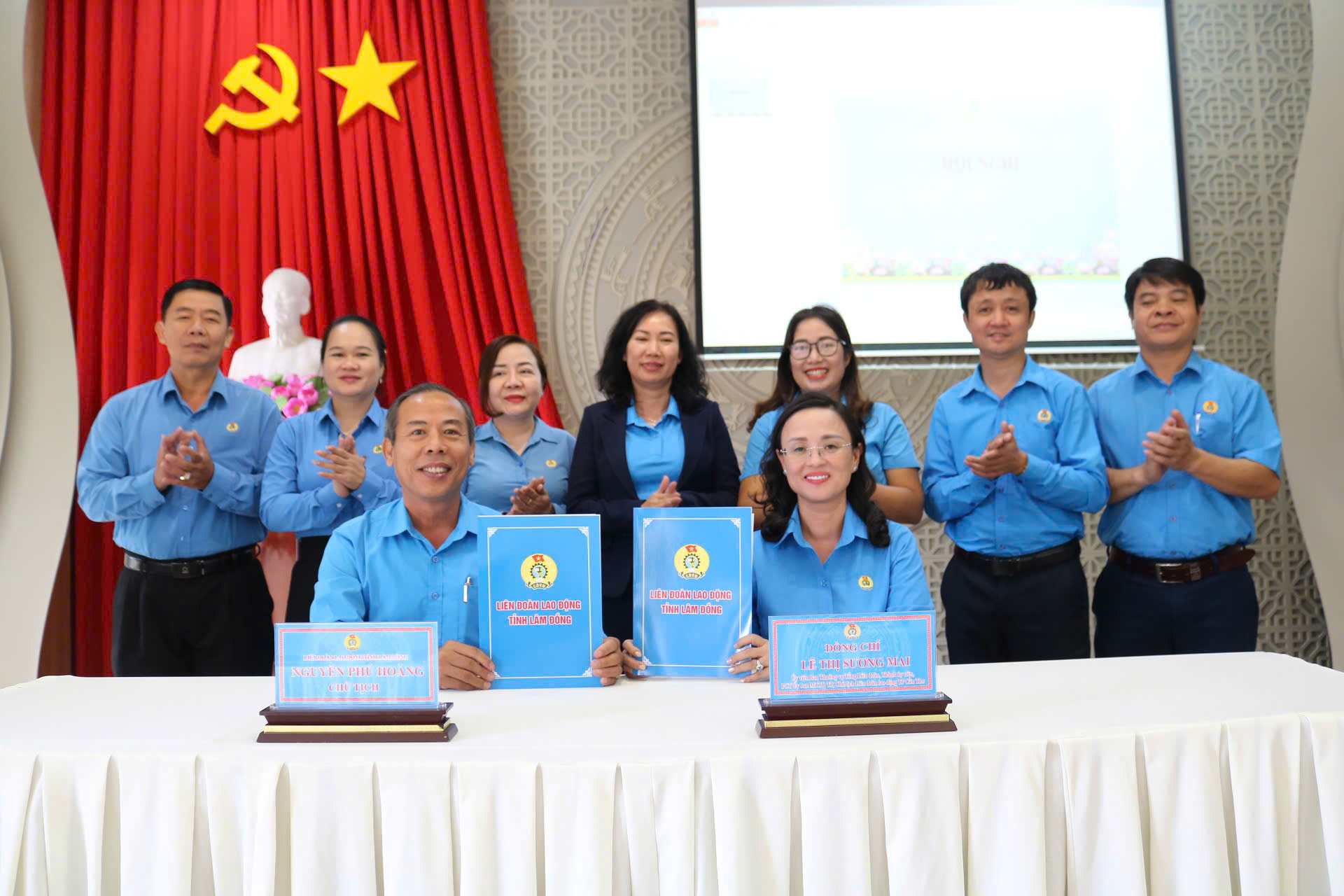 Ông Nguyễn Phú Hoàng - Chủ tịch LĐLĐ tỉnh Lâm Đồng và bà Lê Thị Sương Mai - Chủ tịch LĐLĐ TP Cần Thơ ký kết hợp tác chăm lo cho đoàn viên, người lao động. Ảnh: Phúc Khánh