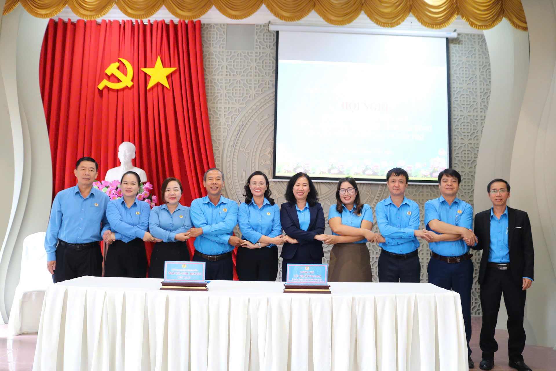 Lam Dong Labor Federation and Can Tho City Labor Federation coordinate to care for union members and workers. Photo: Trong Toan