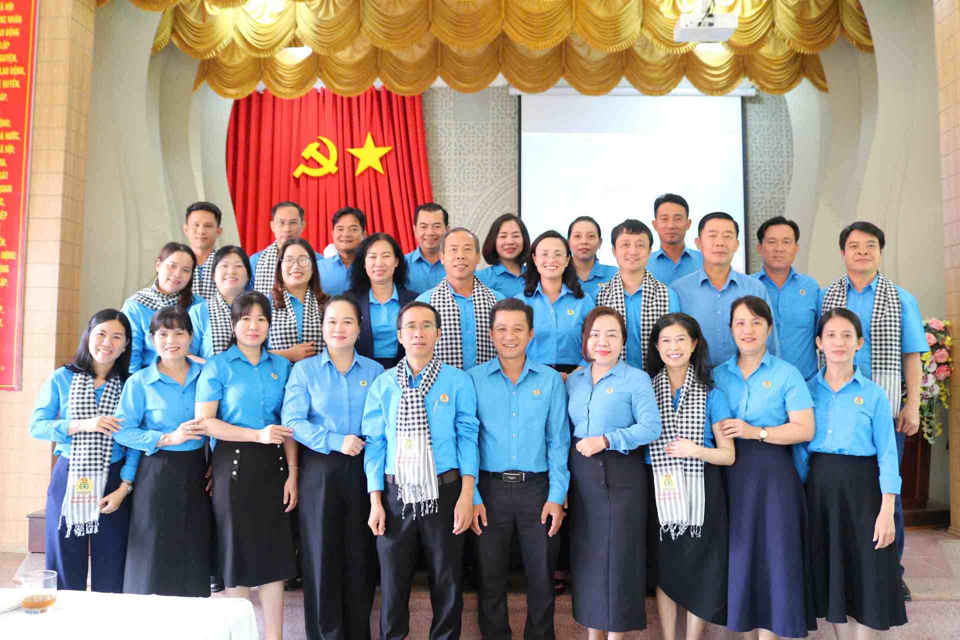 Công đoàn tỉnh Lâm Đồng và TP Cần Thơ chụp hình lưu niệm. Ảnh: Trọng Toản