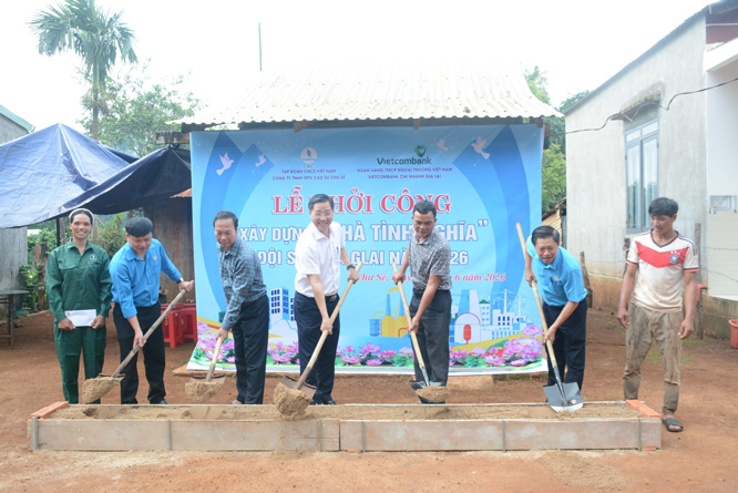 Lãnh đạo Công ty và Công đoàn công ty cùng với thôn trưởng làng Del làm nghi thức động thổ xây dựng căn “nhà tình nghĩa” cho gia đình chị Rah Lan Ngoan. Ảnh: Thanh Tuấn