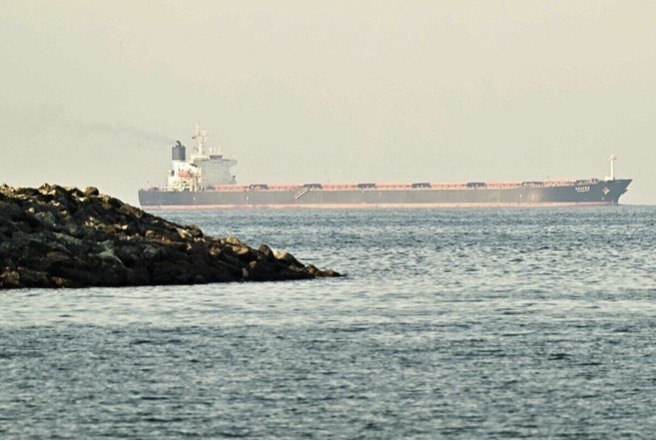 Iran declares the closure of the Ormuz Strait to all ships. Pictured is a cargo ship passing through the Ormuz Strait on February 25, 2026. Photo: AFP
