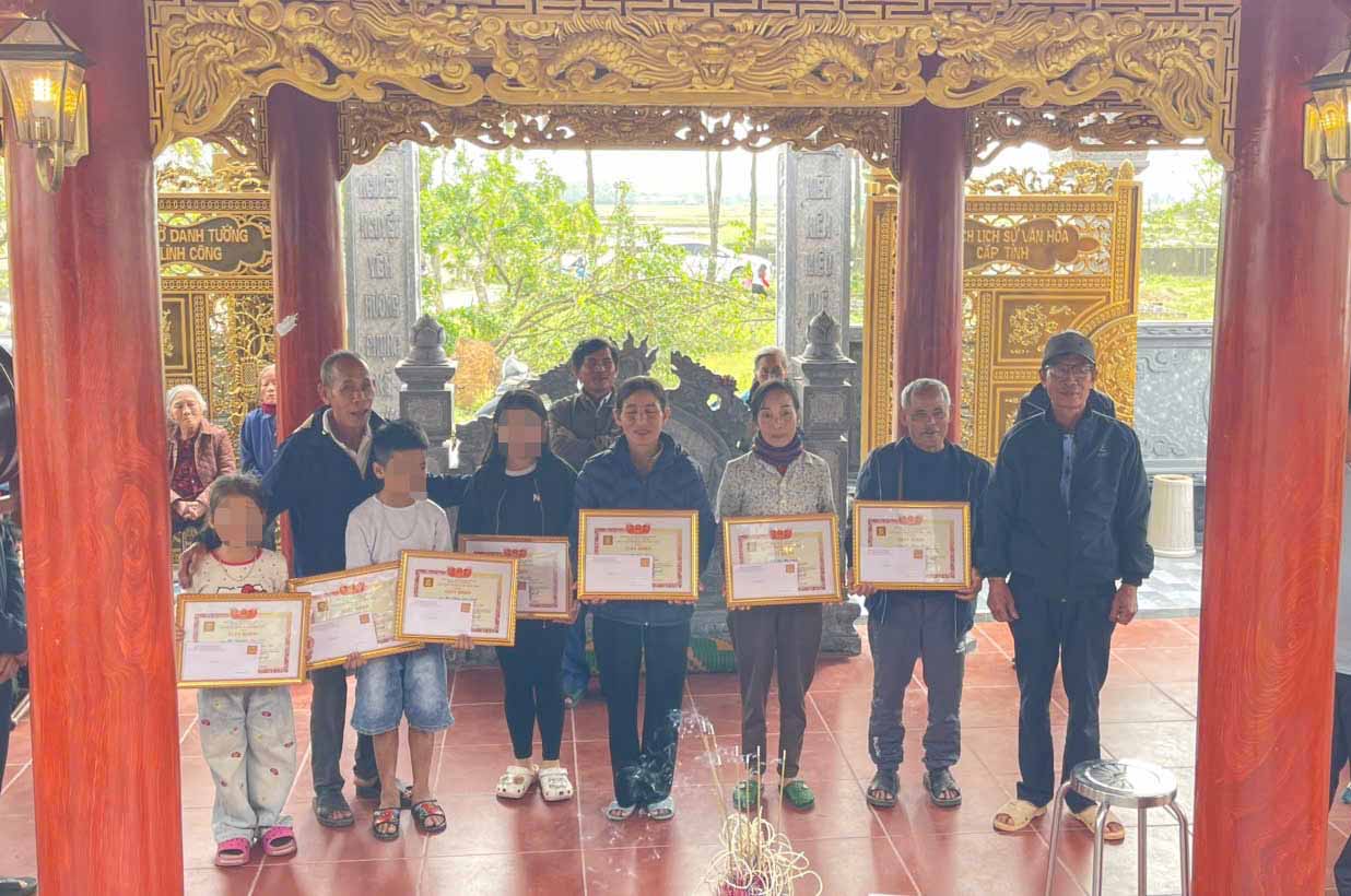 Họ Hồ Lĩnh Công ở xã Thạch Khê trao thưởng cho con, cháu và đại diện gia đình có con, cháu đạt thành tích học tập tốt. Ảnh: Trần Tuấn