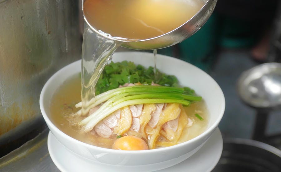 Mỗi bát phở là kết quả của sự tỉ mỉ từ khâu chọn nguyên liệu đến chế biến. Ảnh: Minh Vũ