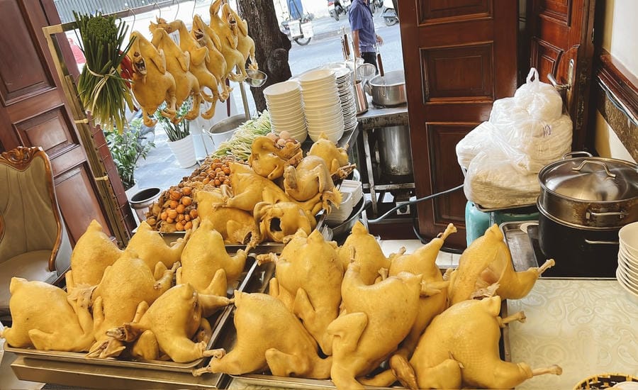 Nearly 40 years of maintaining the profession, Huyen Huong chicken pho restaurant still persistently preserves the sophistication of Hanoi cuisine. Photo: Character provided