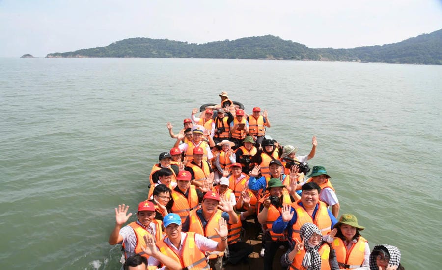 Many islands do not have conditions for large ships to dock, so the delegation had to switch to small boats of fishermen to enter the island. Photo: Tuyet Lan