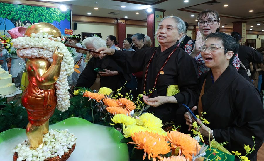 Tăng ni, phật tử thực hiện nghi thức tắm Phật (Mộc dục) tại chùa Quán Sứ, Hà Nội trong ngày đại lễ Phật đản Phật lịch 2570. Ảnh: Hải Nguyễn