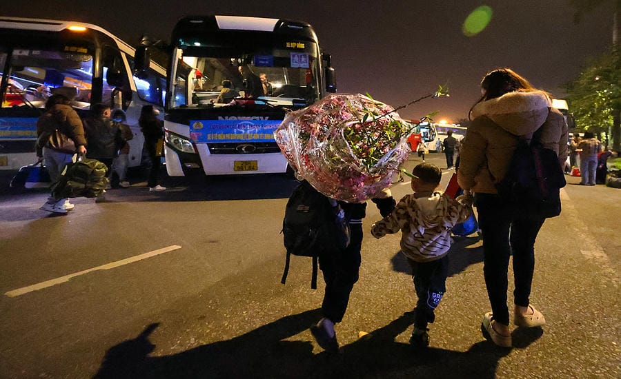 On February 14, 2026, 1,200 workers working in Hanoi returned to their hometowns to celebrate Tet by Trade Union bus organized by the Hanoi City Labor Federation at Thang Long Industrial Park Co., Ltd., Thien Loc commune. Photo: Hai Nguyen