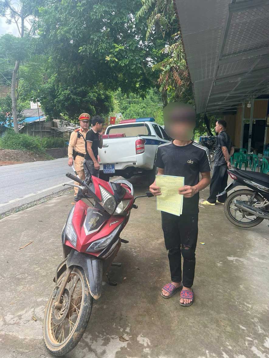 Lực lượng chức năng lập biên bản đối với hành vi vi phạm giao thông. Ảnh: CA xã Khánh Hòa