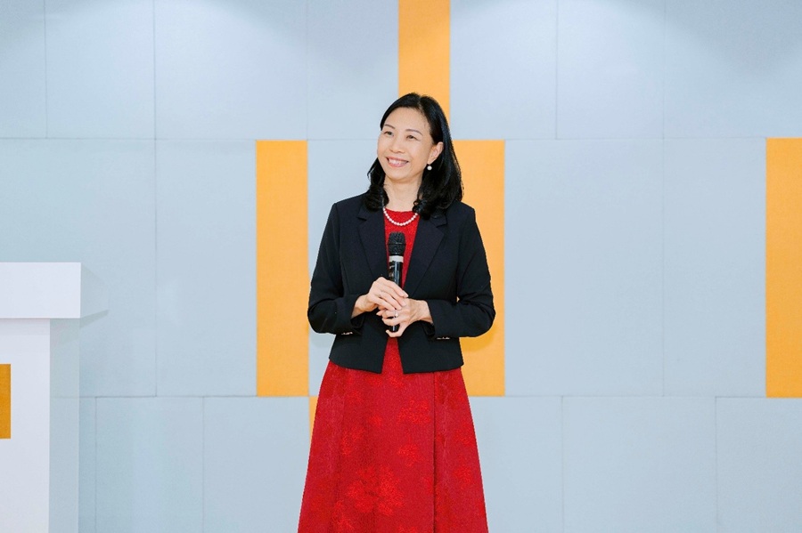Bà Yong Lai Yin - Tổng Giám đốc Phú Hưng Life chia sẻ về định hướng lấy nhân sự nội tại làm trung tâm để nâng cao chất lượng dịch vụ khách hàng. Ảnh: Phú Hưng Life