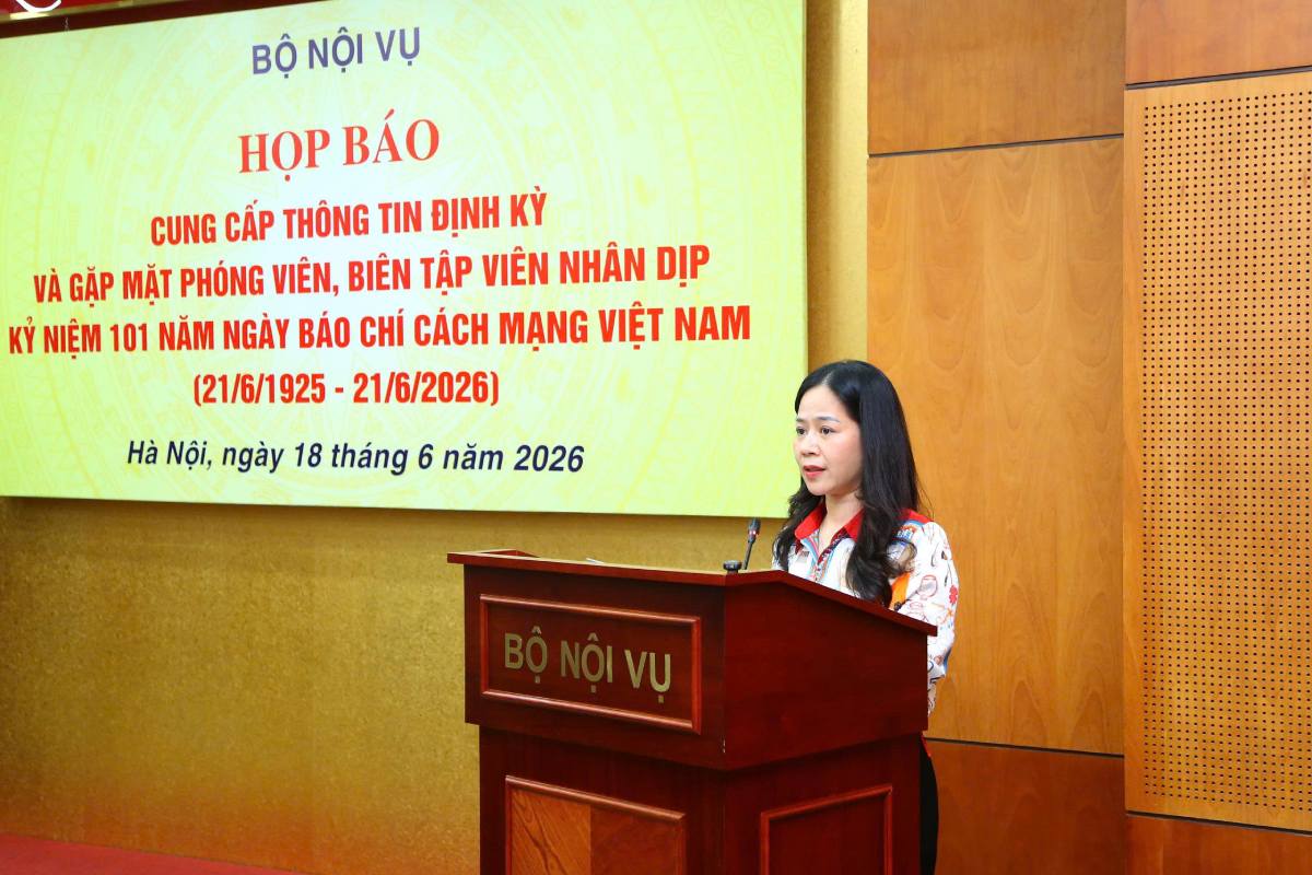 Phó Chánh Văn phòng Bộ Nội vụ Trần Thị Thái đã thông tin kết quả việc thực hiện nhiệm vụ công tác Quý II, triển khai nhiệm vụ trọng tâm Quý III năm 2026 của Bộ Nội vụ. Ảnh: Hương Nha