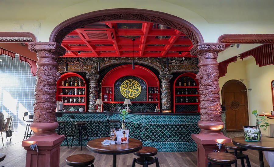 Một phần tầng hai được cải tạo thành quán bar, vẫn giữ kiến trúc cũ; nội thất trang trí cầu kỳ với khảm sành sứ trên cột, dầm.