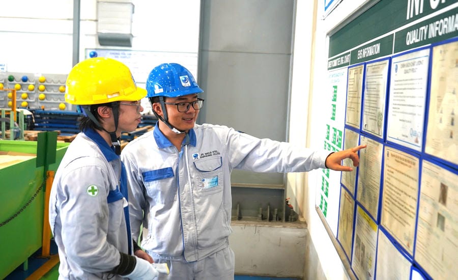 Workers exchange skills and expertise during working hours at JFE Shoji Hai Phong Steel Co., Ltd. Photo: Mai Dung