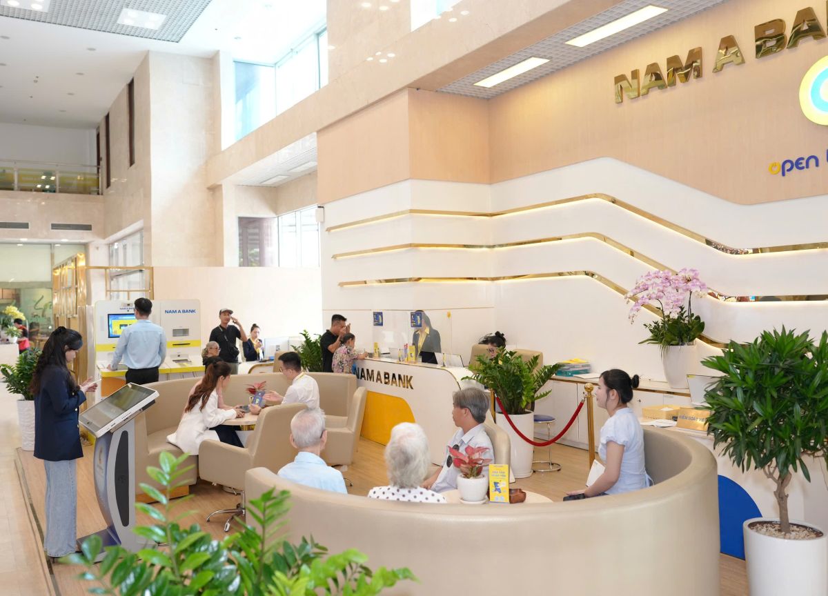 Khách hàng trải nghiệm không gian giao dịch hiện đại tại Nam A Bank. Ảnh: Nam A Bank
