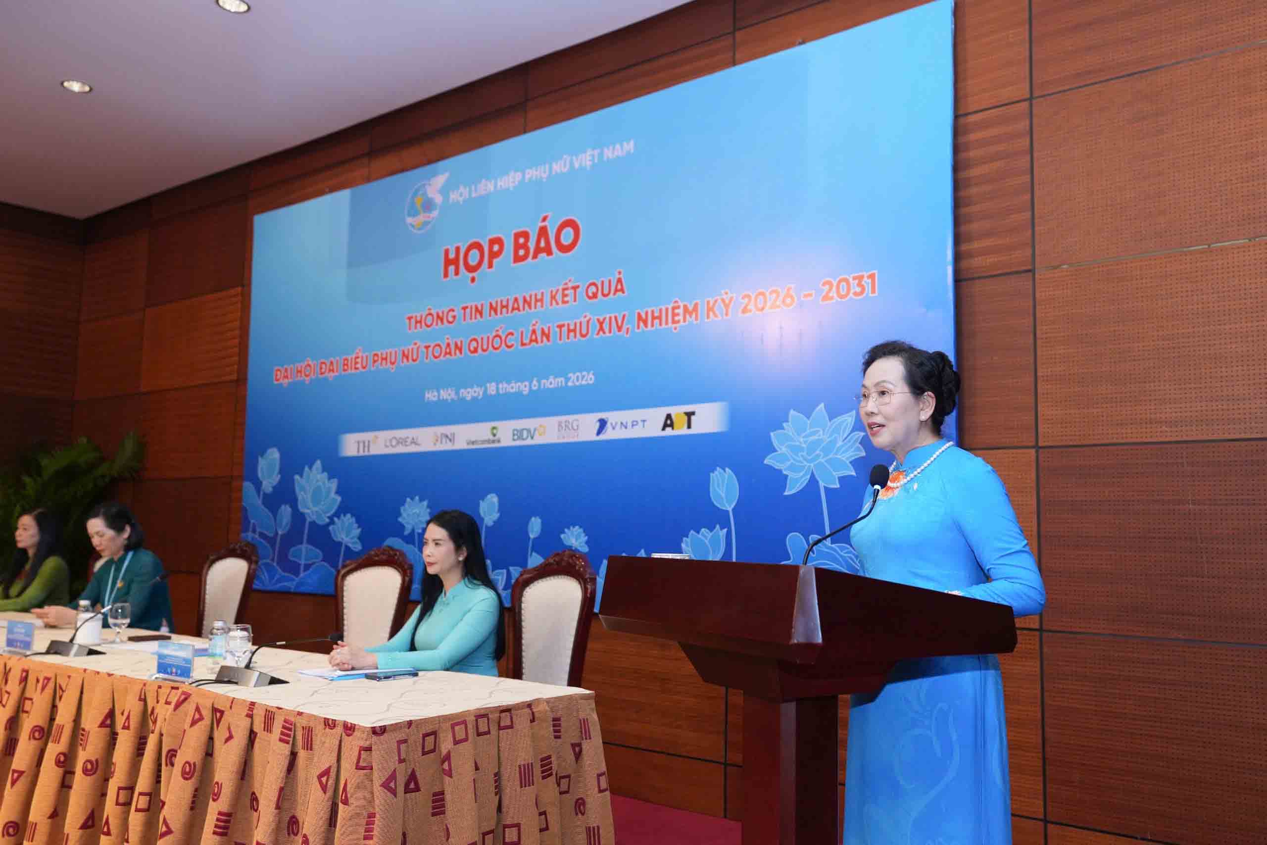 Thông tin tại buổi họp báo, Chủ tịch Hội Liên hiệp Phụ nữ Việt Nam Lê Thị Thủy nhấn mạnh, thành công của Đại hội mới là điểm khởi đầu, điều quan trọng nhất là đưa Nghị quyết Đại hội vào cuộc sống, để mục tiêu, chỉ tiêu trở thành kết quả cụ thể, thiết thực ở từng cấp Hội, ở mỗi cán bộ, Hội viên. Do đó, ngay sau Đại hội, Trung ương Hội sẽ tập trung lãnh đạo, phối hợp triển khai đồng bộ Nghị quyết Đại hội và Chương trình hành động thực hiện Nghị quyết Đại hội với tinh thần khẩn trương, quyết liệt, rõ việc, rõ trách nhiệm, rõ lộ trình và rõ kết quả để đưa Nghị quyết nhanh chóng vào cuộc sống, tạo chuyển biến thực chất trong Phong trào Phụ nữ và công tác Hội. Ảnh: Hữu Chánh.