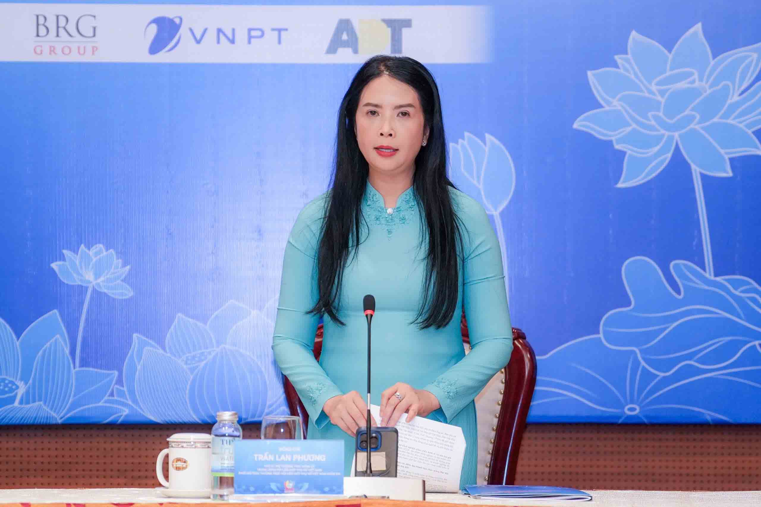 Ms. Tran Lan Phuong - Standing Vice President of the Vietnam Women's Union - answers reporters' questions about solutions to support female migrant workers and poor women to start businesses. Photo: Huu Chanh