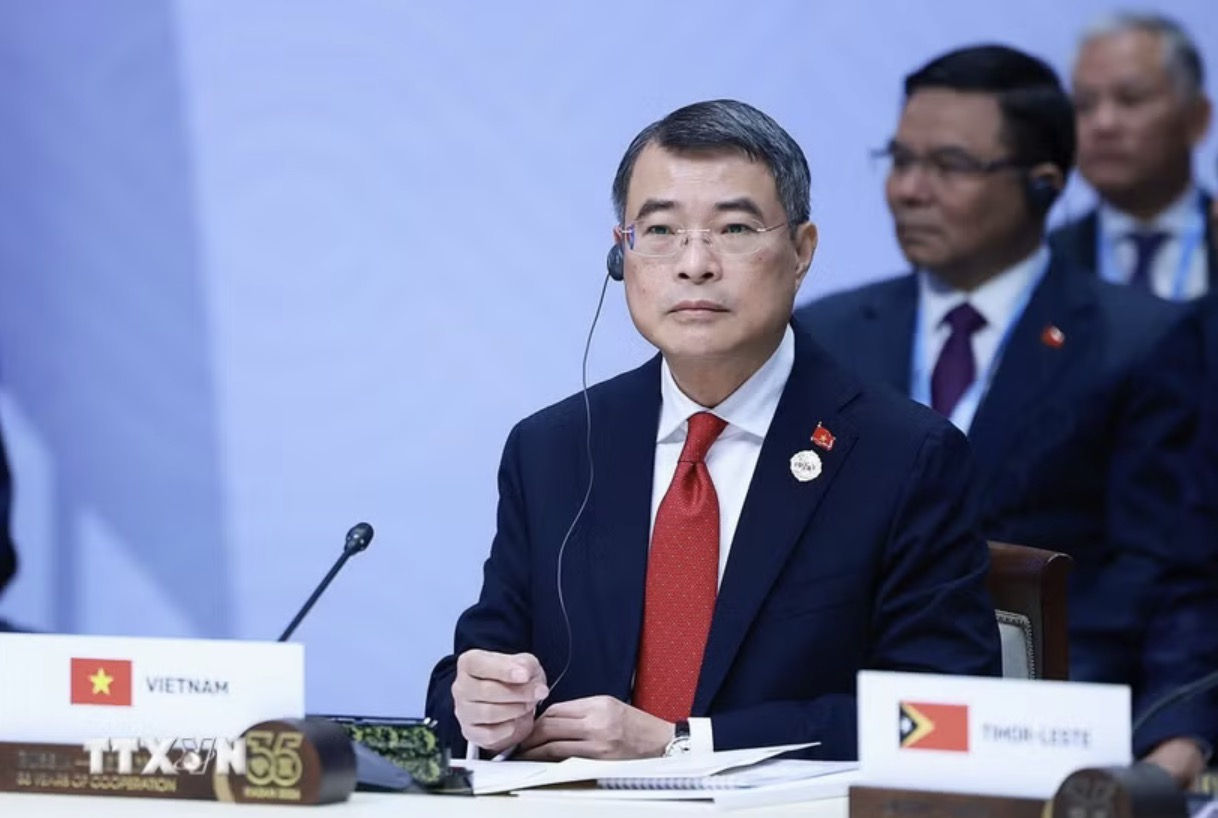 Politburo Member, Prime Minister Le Minh Hung leads the high-level Vietnamese delegation to attend the plenary session of the ASEAN-Russia Relations 35th Anniversary Summit. Photo: VNA