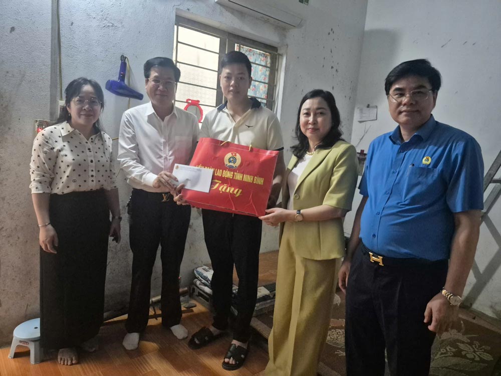 Lãnh đạo Ủy ban MTTQ Việt Nam và LĐLĐ tỉnh Ninh Bình thăm hỏi tặng quà cho công nhân tại các khu nhà trọ trên địa bàn phường Phù Vân.  Ảnh: DIỆU ANH