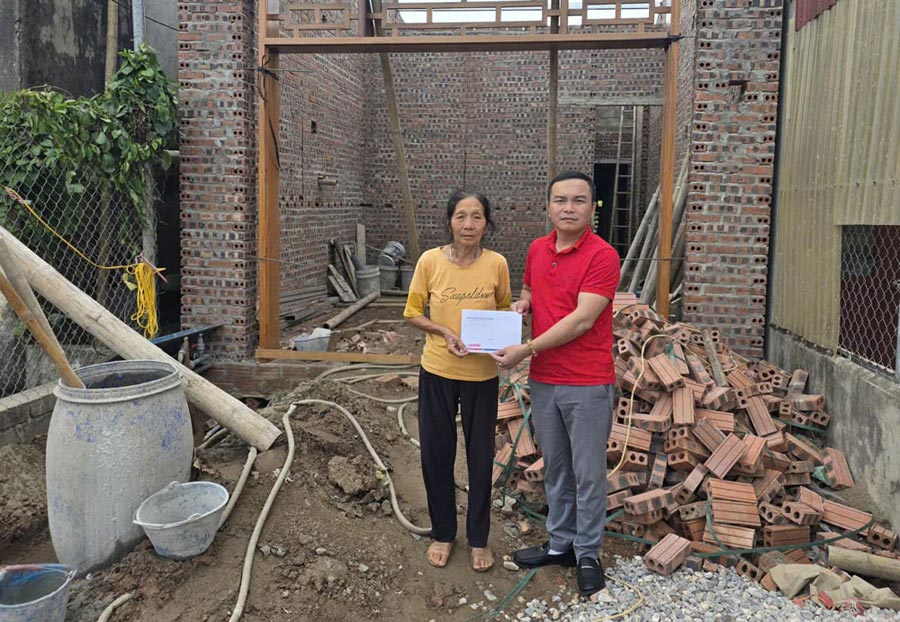 Representatives of the Golden Heart Charity Fund present money donated by readers to the family of Ms. Dinh Thi Tho (residing in hamlet 4, Kim Son commune, Ninh Binh province). Photo: DIEU ANH