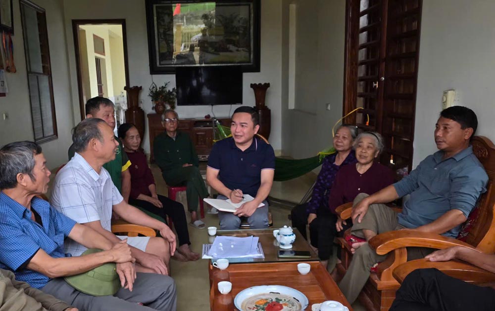 PV Báo Lao Động xác minh thông tin người dân trên địa bàn phường Đông Hoa Lư, tỉnh Ninh Bình phản ánh không nhận được tiền hỗ trợ thiên tai.  Ảnh: DIỆU ANH