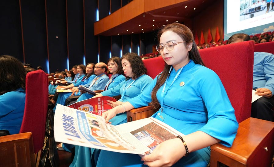 Đại biểu dự Đại hội XIV Công đoàn Việt Nam đọc Báo Lao Động.  Ảnh: Hữu Chánh
