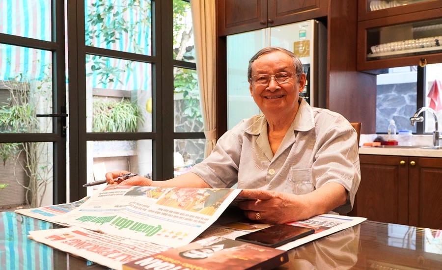 At the age of nearly 90, journalist - soldier Kim Toan is still deeply concerned about journalism and the values of revolutionary journalism that he has pursued throughout his life. Photo: Thanh Binh