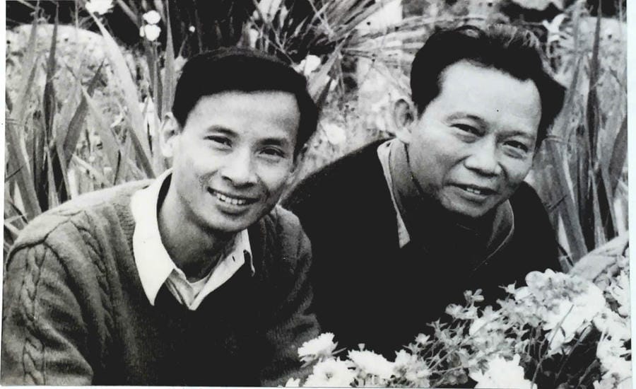 Nhà báo Hồng Châu, tức Thép Mới (bên phải) và nhà báo Cao Kim, tức Kim Toàn - hai nhà báo của Mặt trận Dân tộc giải phóng miền Nam Việt Nam từng bí mật hoạt động báo chí tại Sài Gòn - Gia Định trong cuộc Tổng tiến công và nổi dậy Tết Mậu Thân năm 1968. Ảnh: Nhân vật cung cấp