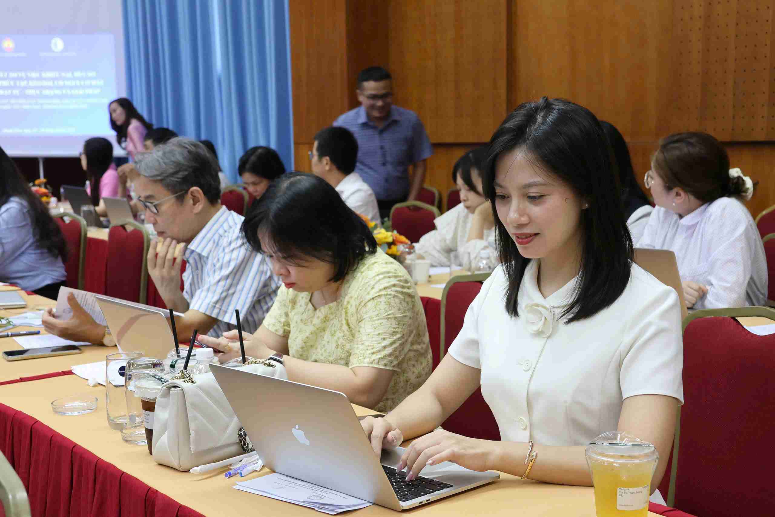 Các đại biểu tham dự hội thảo. Ảnh: Hữu Long