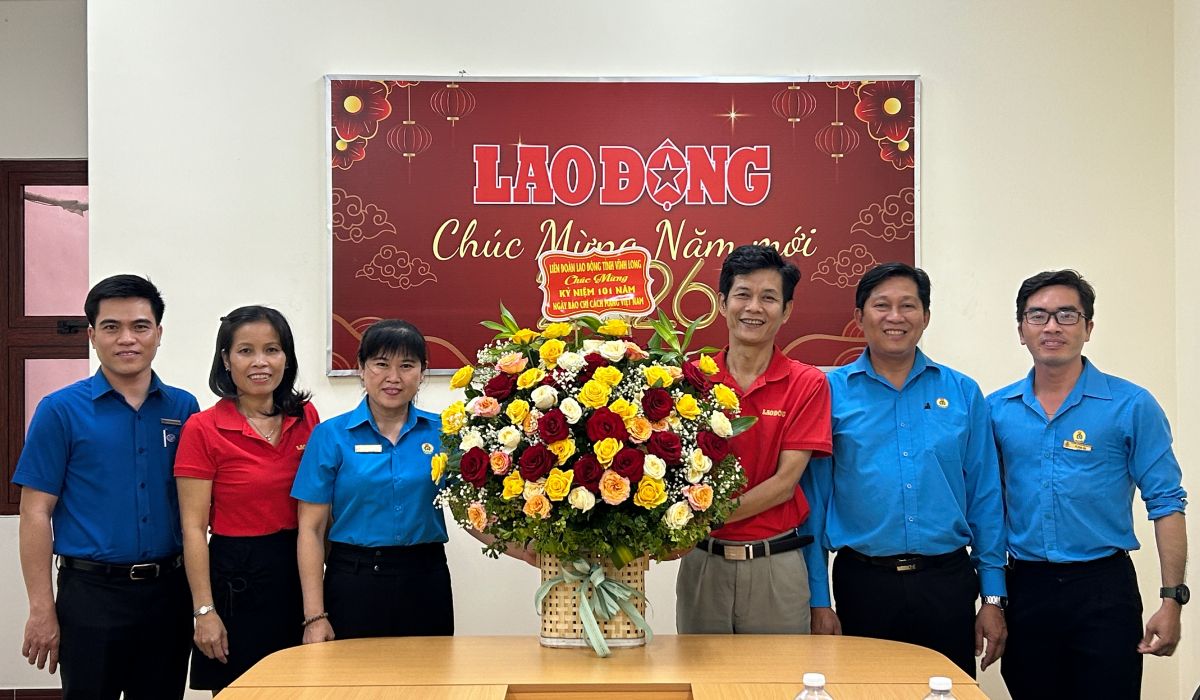 The working delegation of Vinh Long Provincial Labor Federation presents flowers to congratulate Lao Dong Newspaper on Vietnam Revolutionary Press Day. Photo: Luong Hanh